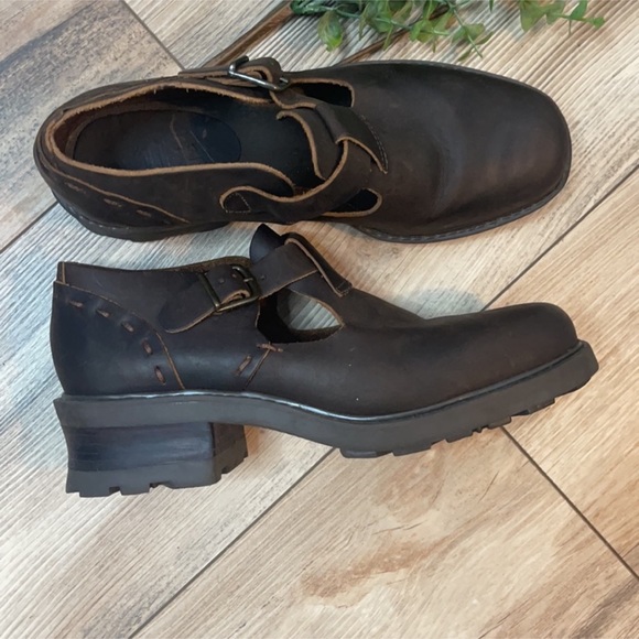 MIA-Rugged Wear Chunky Heel Lug-T-Strap Oiled Leather women’s shoes Sz 7 ❤️ - Picture 6 of 7